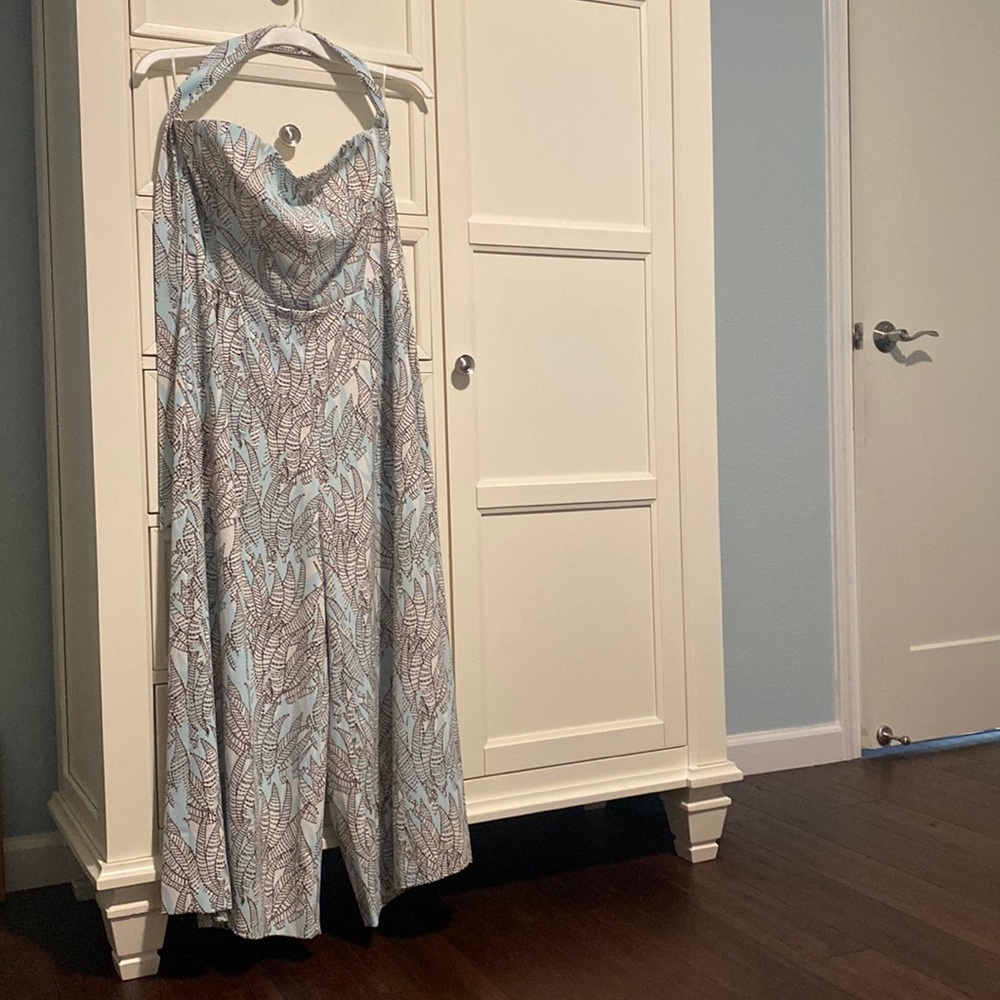 One piece wide leg jumpsuit. Comes with ribbon to tie at waist.